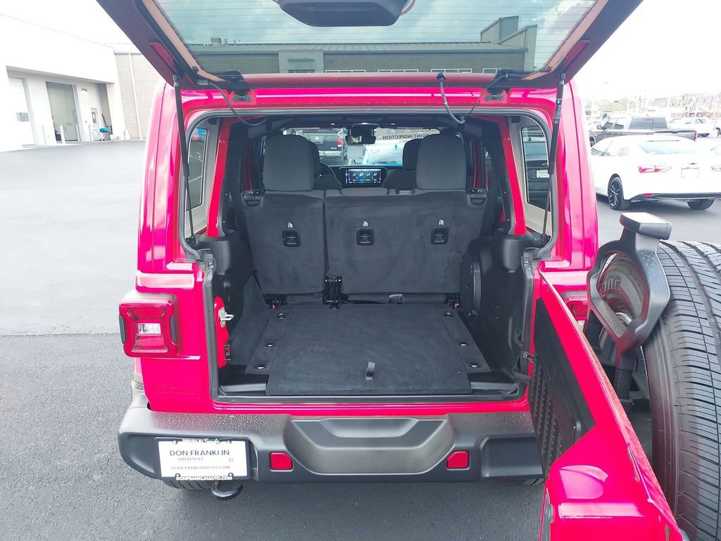 Used 2024 Jeep Wrangler Unlimited Sahara w/ Technology Group AWD/4WD image 29