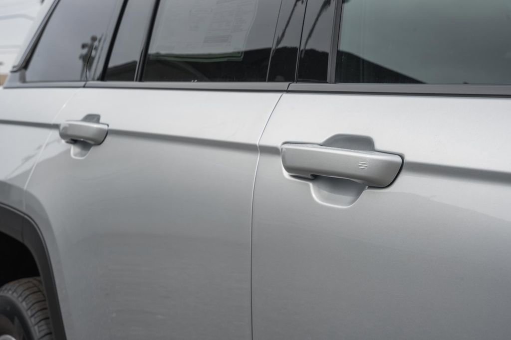 New 2025 Jeep Grand Cherokee Laredo X w/ Luxury Tech Group I image 15