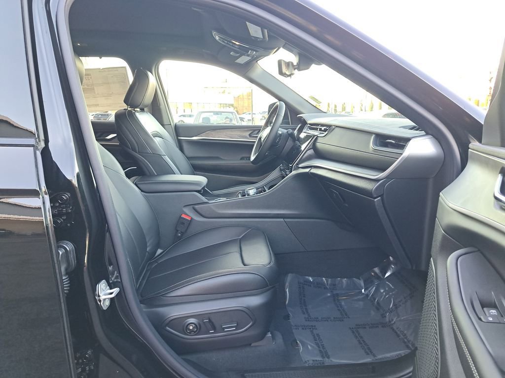 New 2025 Jeep Grand Cherokee Limited w/ Luxury Tech Group II AWD/4WD image 17