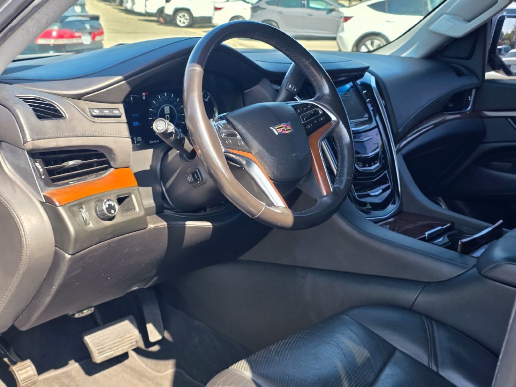 Used 2020 Cadillac Escalade Luxury RWD image 12