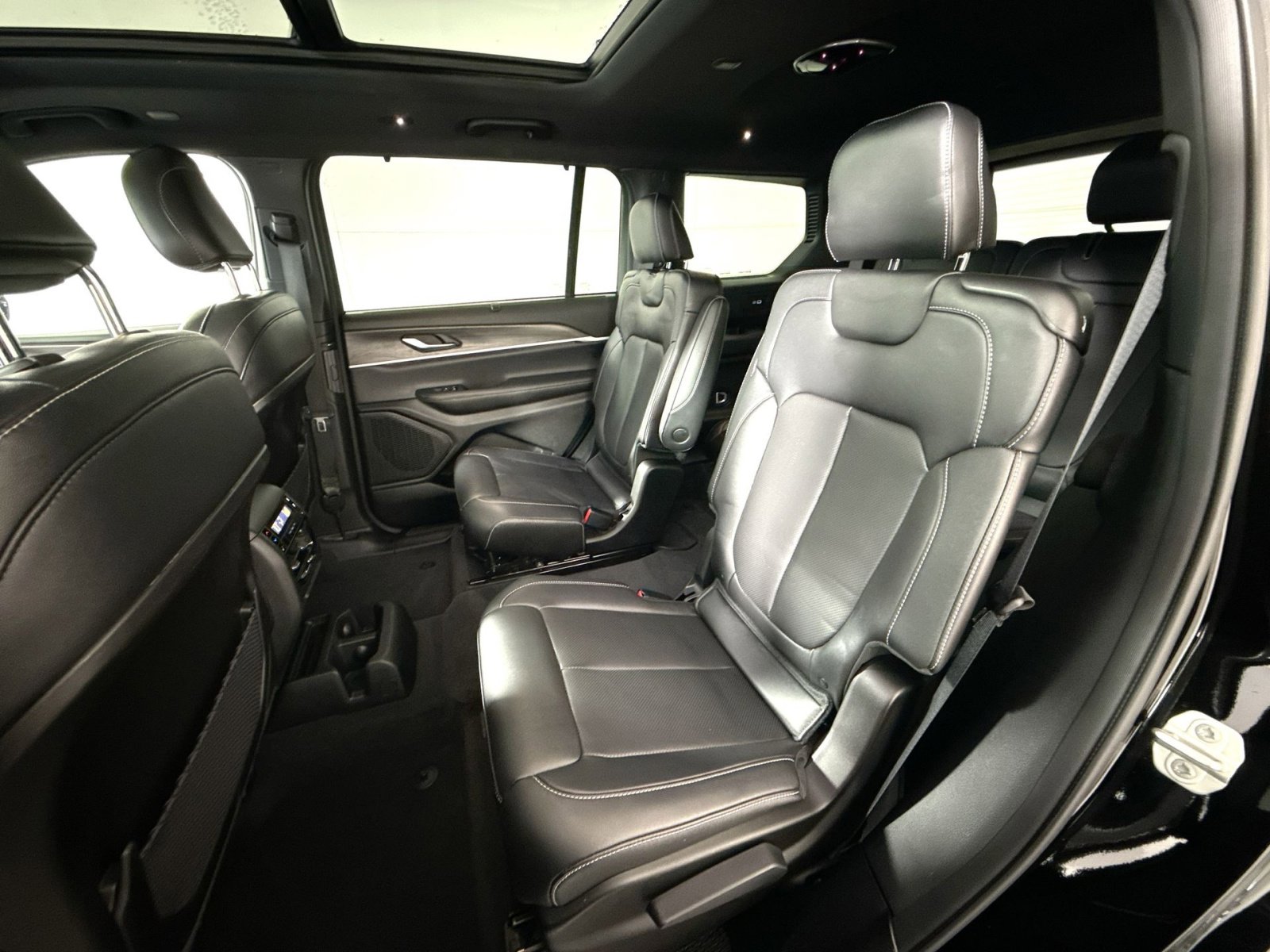 Used 2024 Jeep Grand Cherokee L Limited w/ Luxury Tech Group II image 25