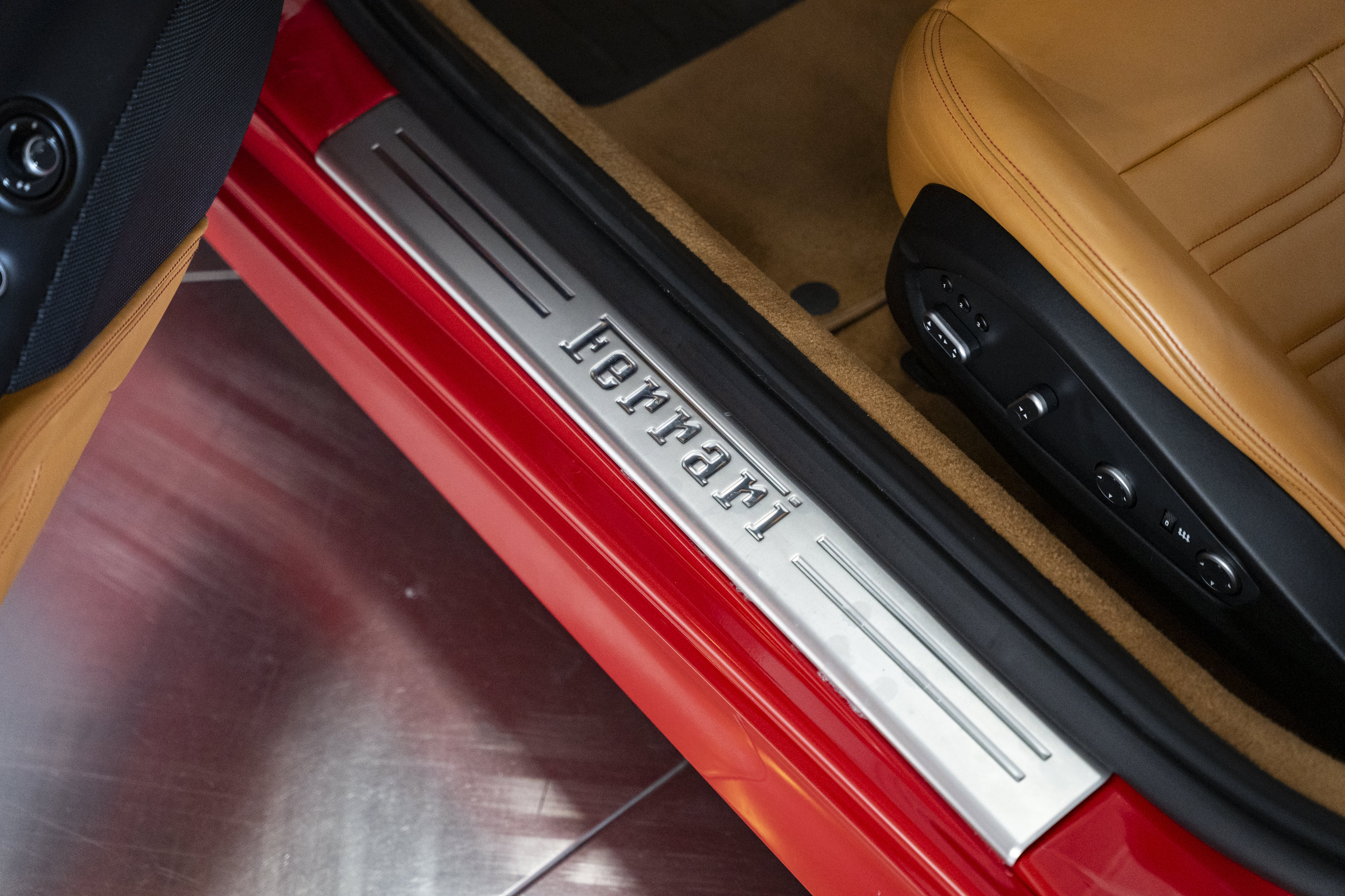 Used 2016 Ferrari California T RWD image 29