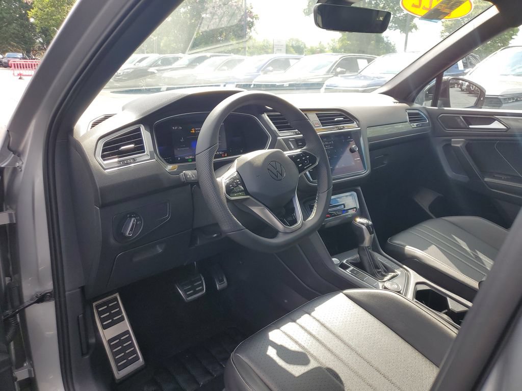 Used 2022 Volkswagen Tiguan SE R-Line AWD/4WD image 18