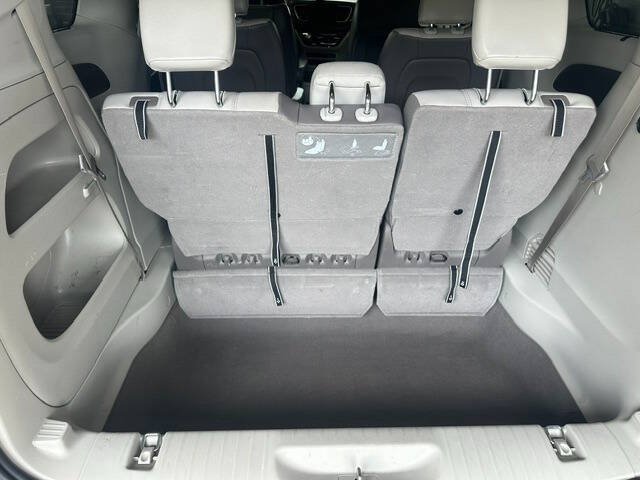 Used 2017 Chrysler Pacifica Touring-L FWD image 11