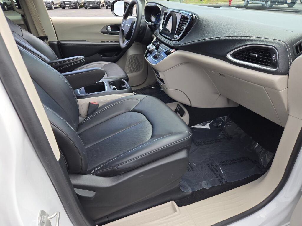 Used 2024 Chrysler Pacifica Limited FWD image 7