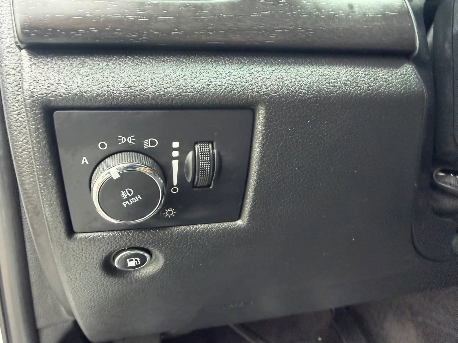 Used 2018 Jeep Grand Cherokee Laredo AWD/4WD image 13