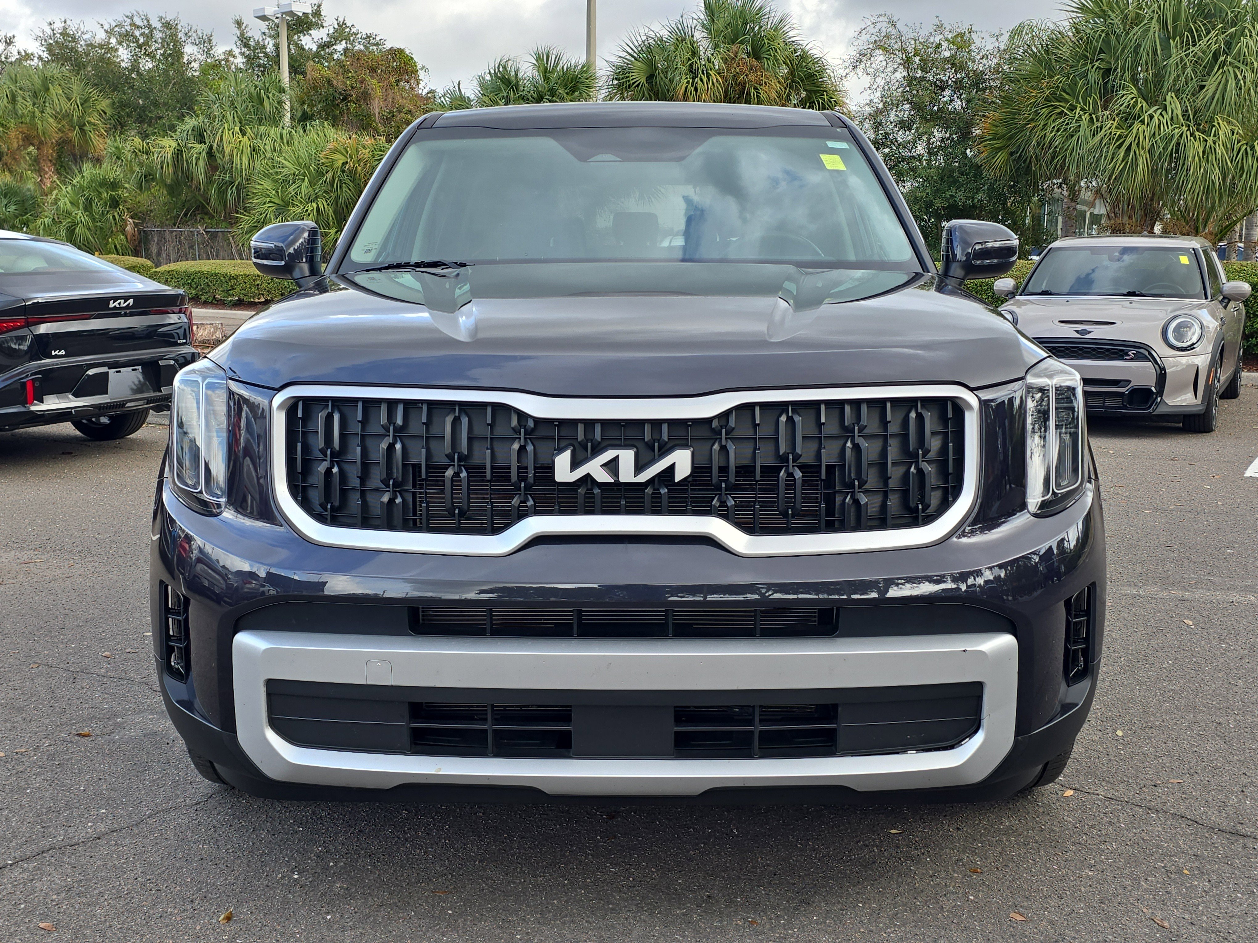 Certified 2025 Kia Telluride LX image 3
