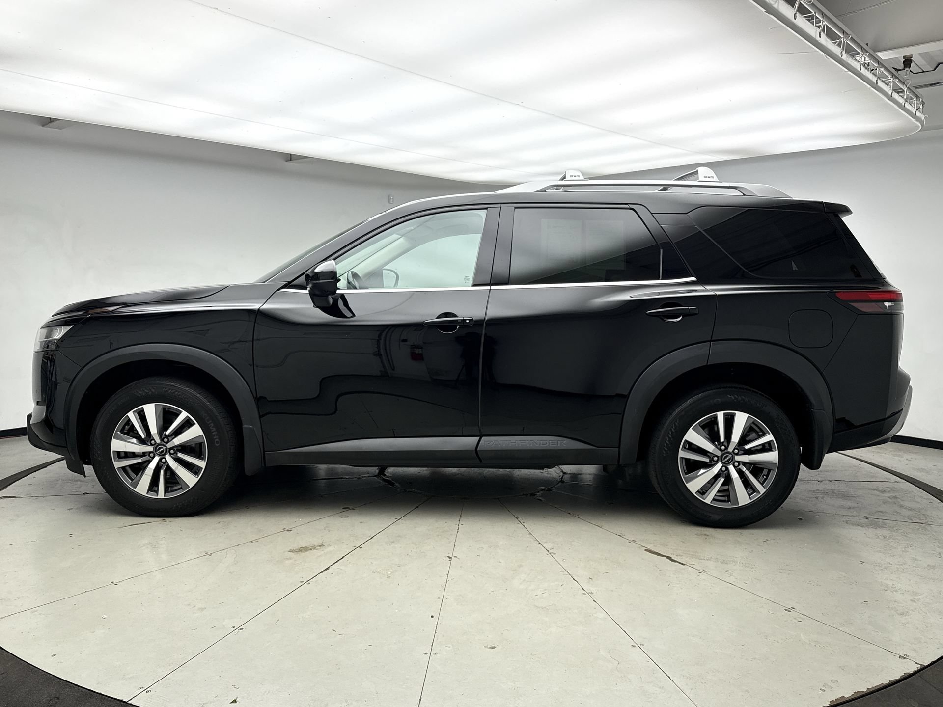 Used 2023 Nissan Pathfinder SL AWD/4WD image 2