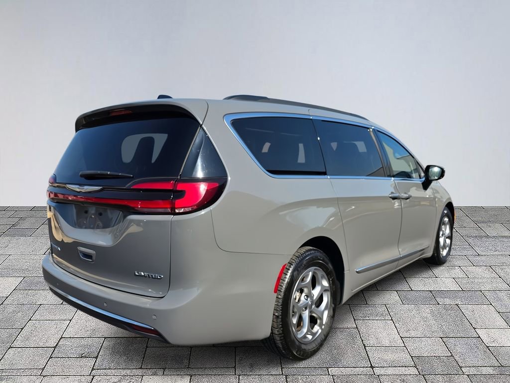 Used 2023 Chrysler Pacifica Limited image 7
