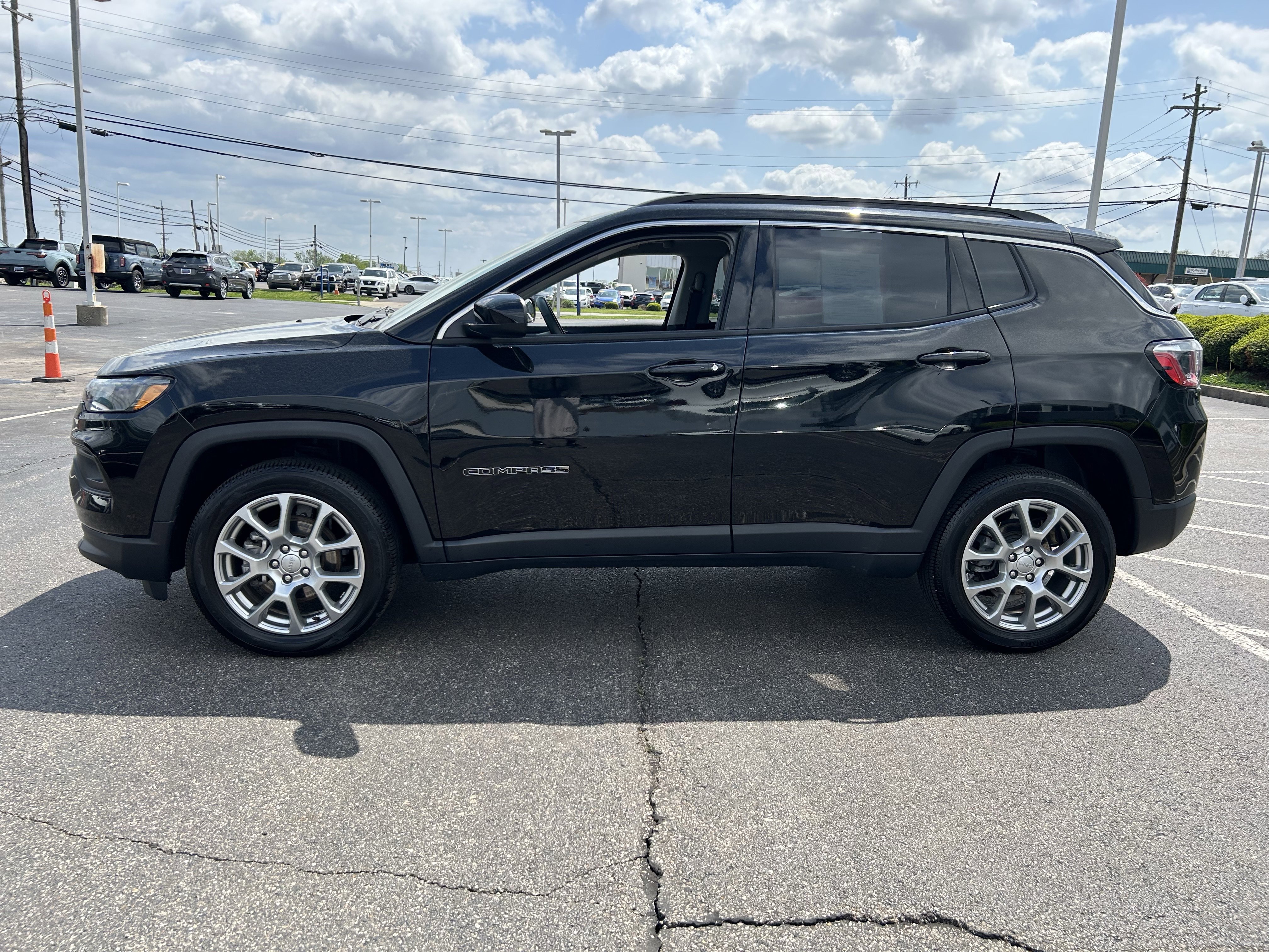 Used 2022 Jeep Compass Latitude w/ Sun and Sound Group AWD/4WD image 4