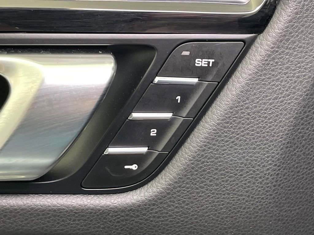 Certified 2025 Porsche Macan AWD/4WD image 37