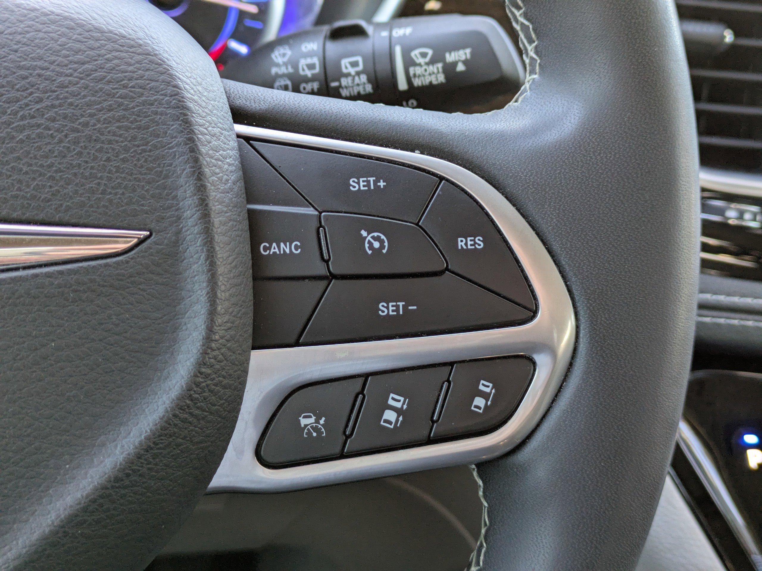 Used 2023 Chrysler Pacifica Limited image 30