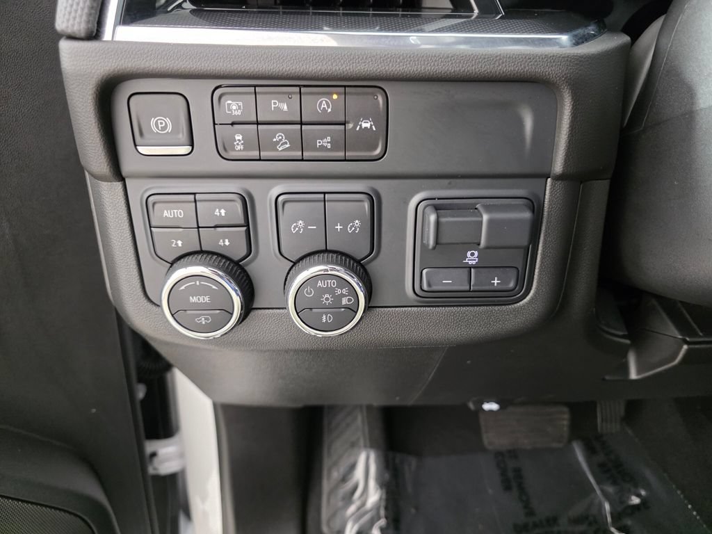 Used 2025 Chevrolet Suburban RST w/ RST Capability Package AWD/4WD image 26