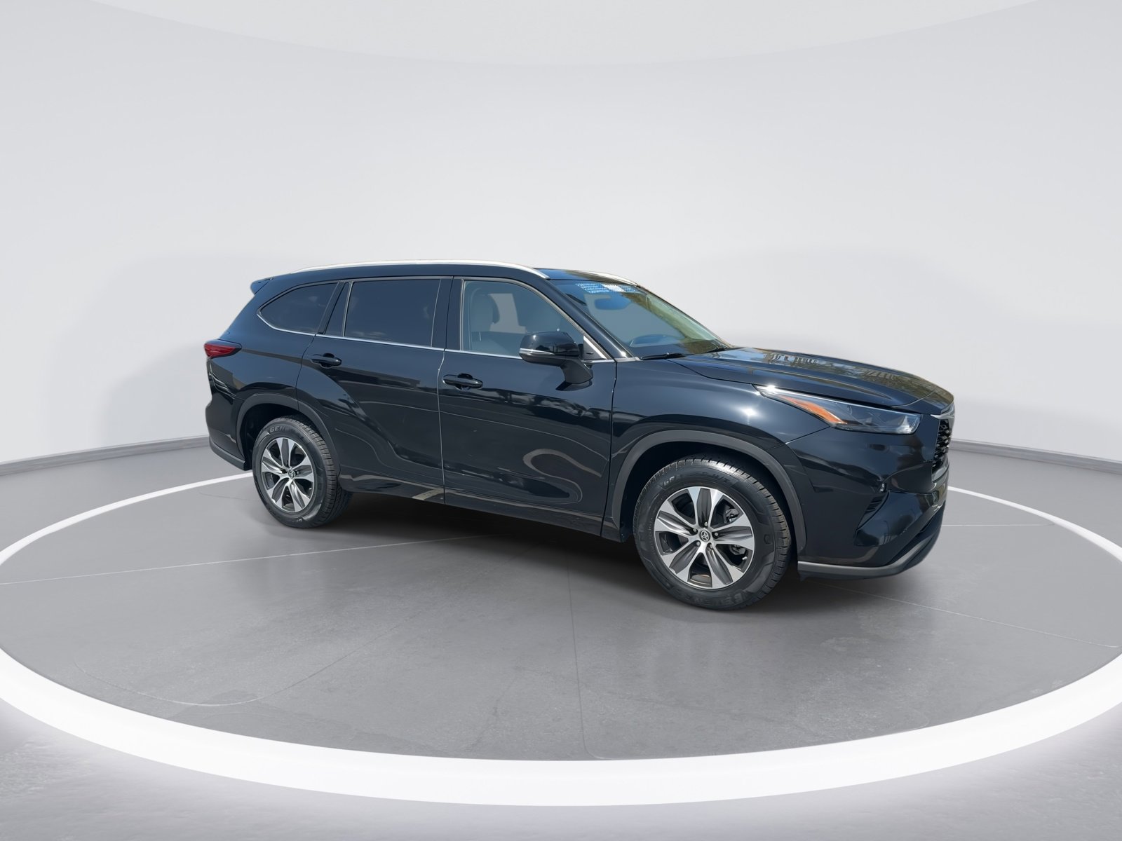 Used 2022 Toyota Highlander XLE image 2