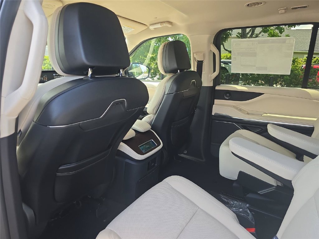 New 2027 Lincoln Navigator Premiere RWD image 13