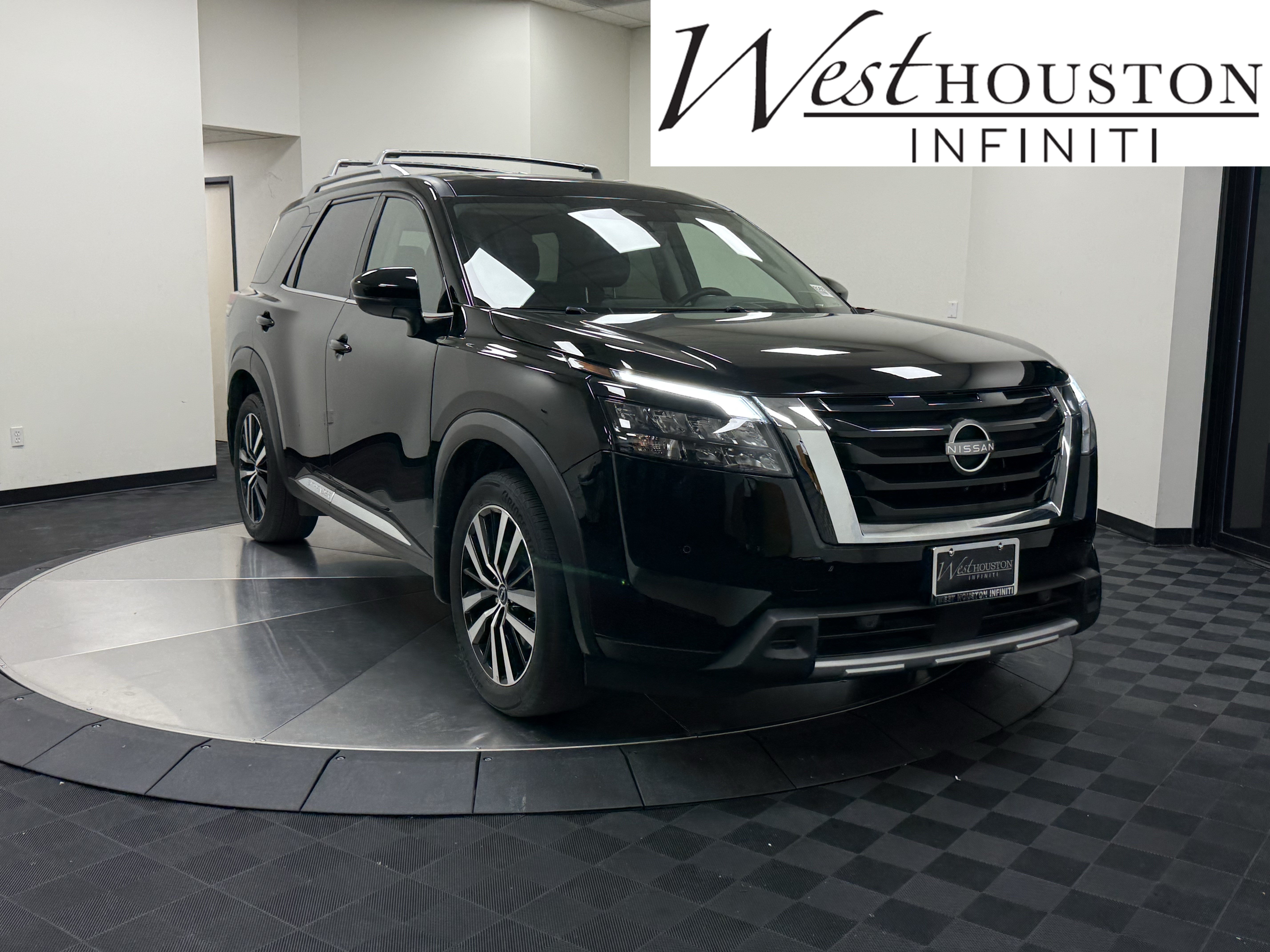 Used 2025 Nissan Pathfinder Platinum w/ Cargo Package AWD/4WD image 1