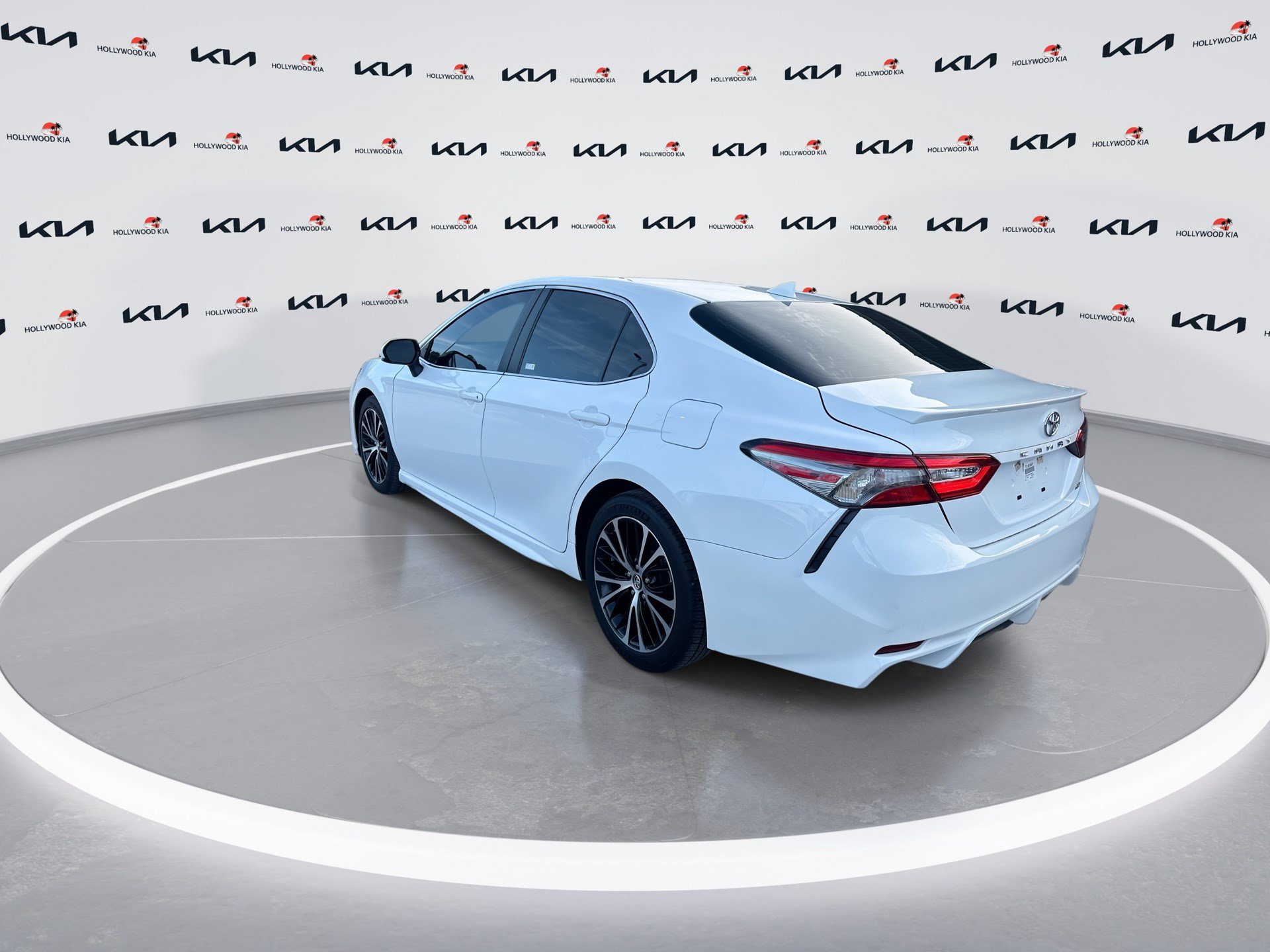 Used 2019 Toyota Camry SE FWD image 6