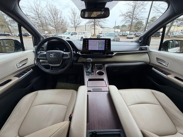 Used 2021 Toyota Sienna XLE image 6