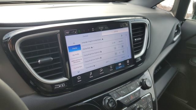 Certified 2025 Chrysler Pacifica Select image 17