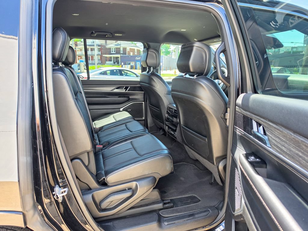 Used 2024 Jeep Wagoneer Series II w/ Flexible Seating Group AWD/4WD image 11
