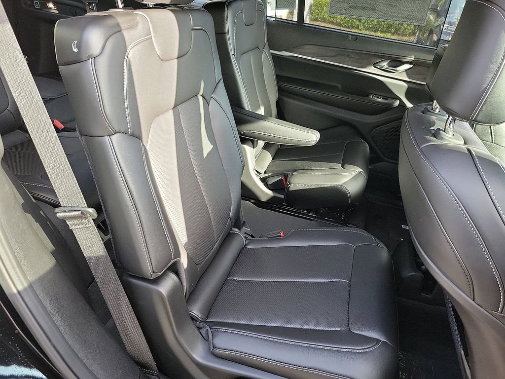 Used 2025 Jeep Grand Cherokee L Limited w/ Luxury Tech Group II image 15