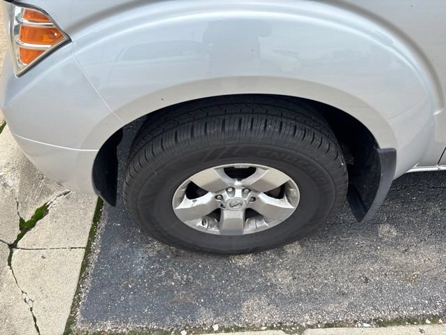 Used 2012 Nissan Frontier SV w/ SV Premium Utility Pkg AWD/4WD image 3