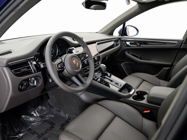 Certified 2025 Porsche Macan AWD/4WD image 4