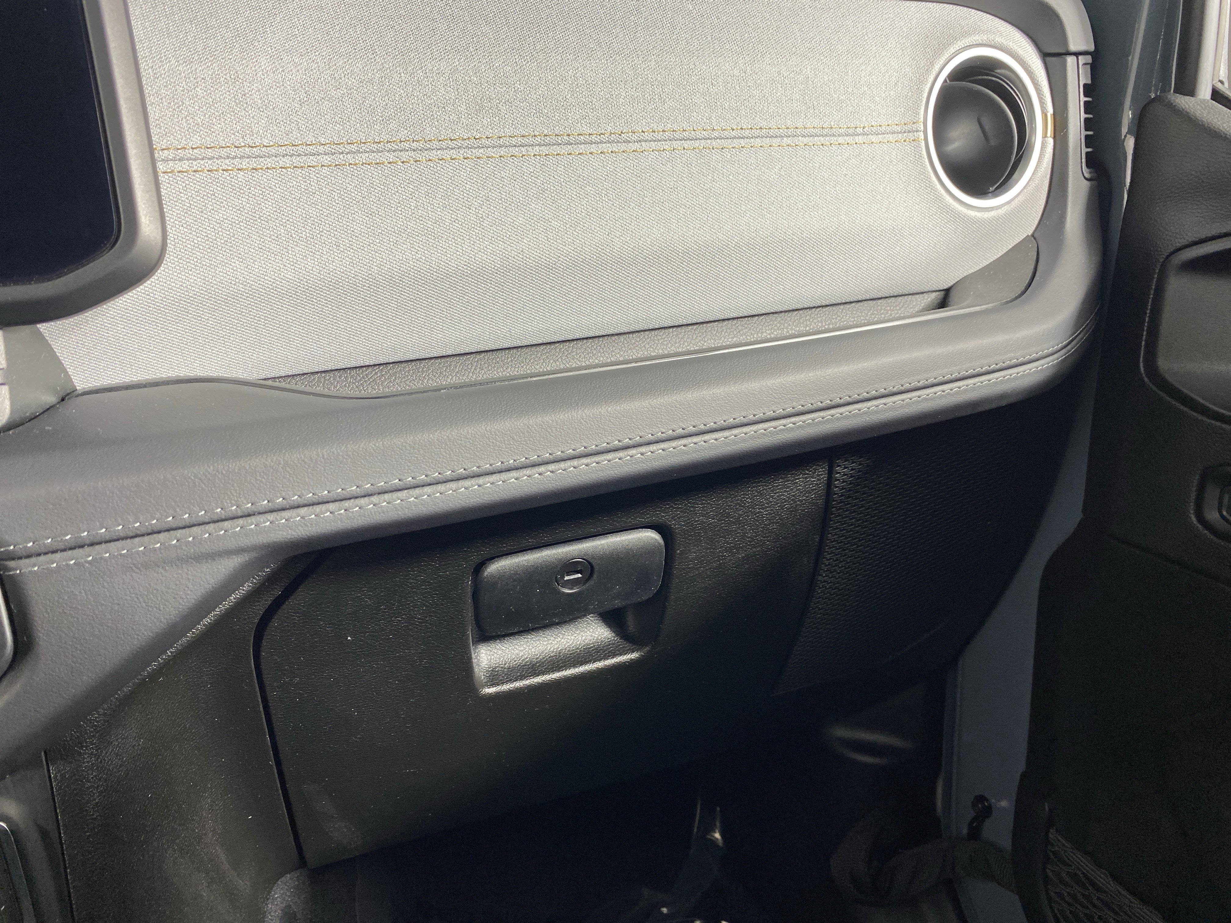 Used 2025 Jeep Wrangler Sahara image 30