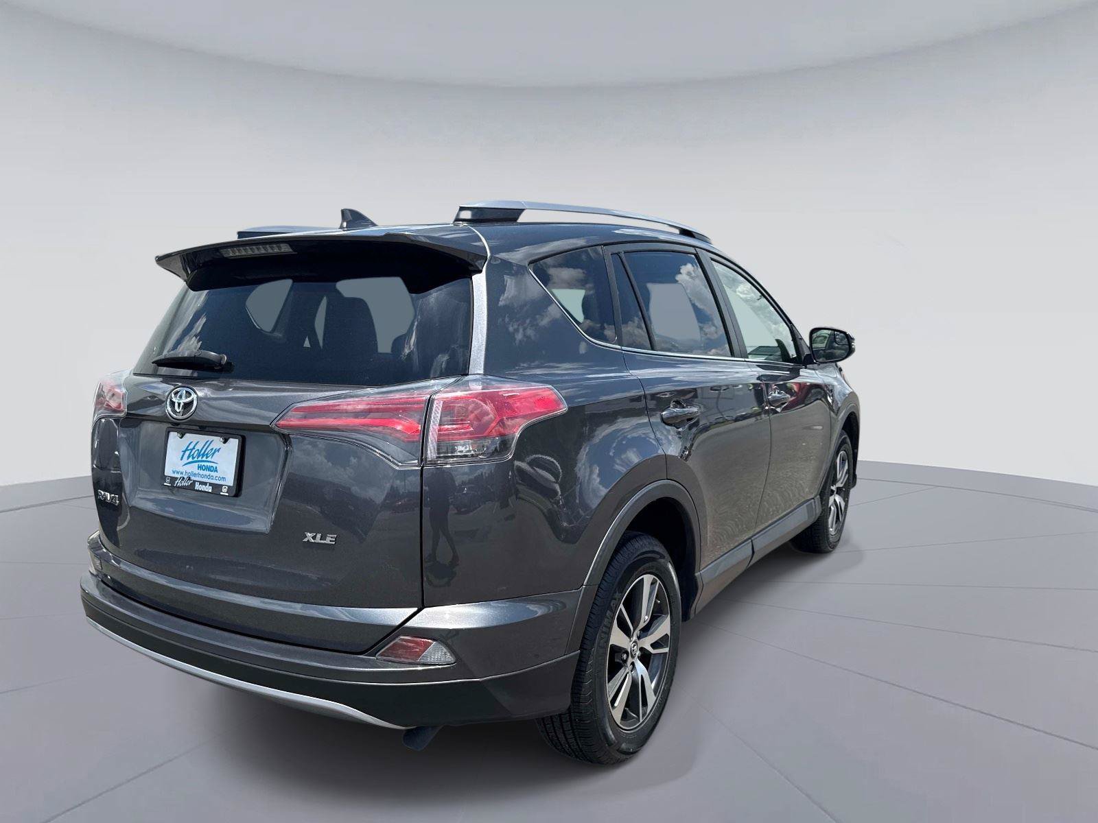 Used 2017 Toyota RAV4 XLE FWD image 4