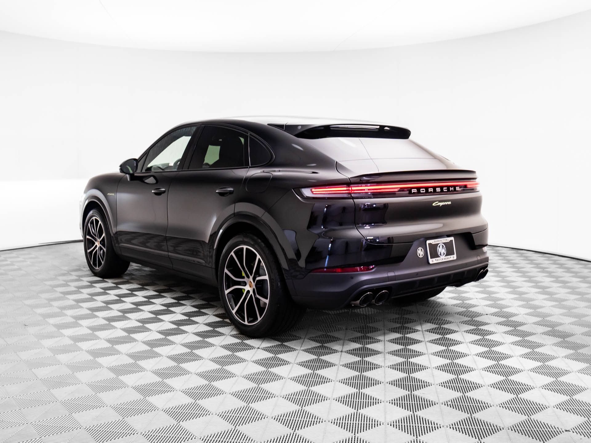 Certified 2025 Porsche Cayenne E-Hybrid Coupe AWD/4WD image 3