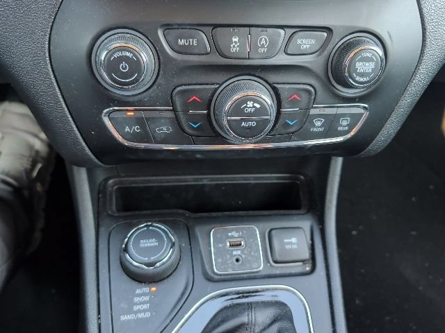 Used 2019 Jeep Cherokee Limited AWD/4WD image 19