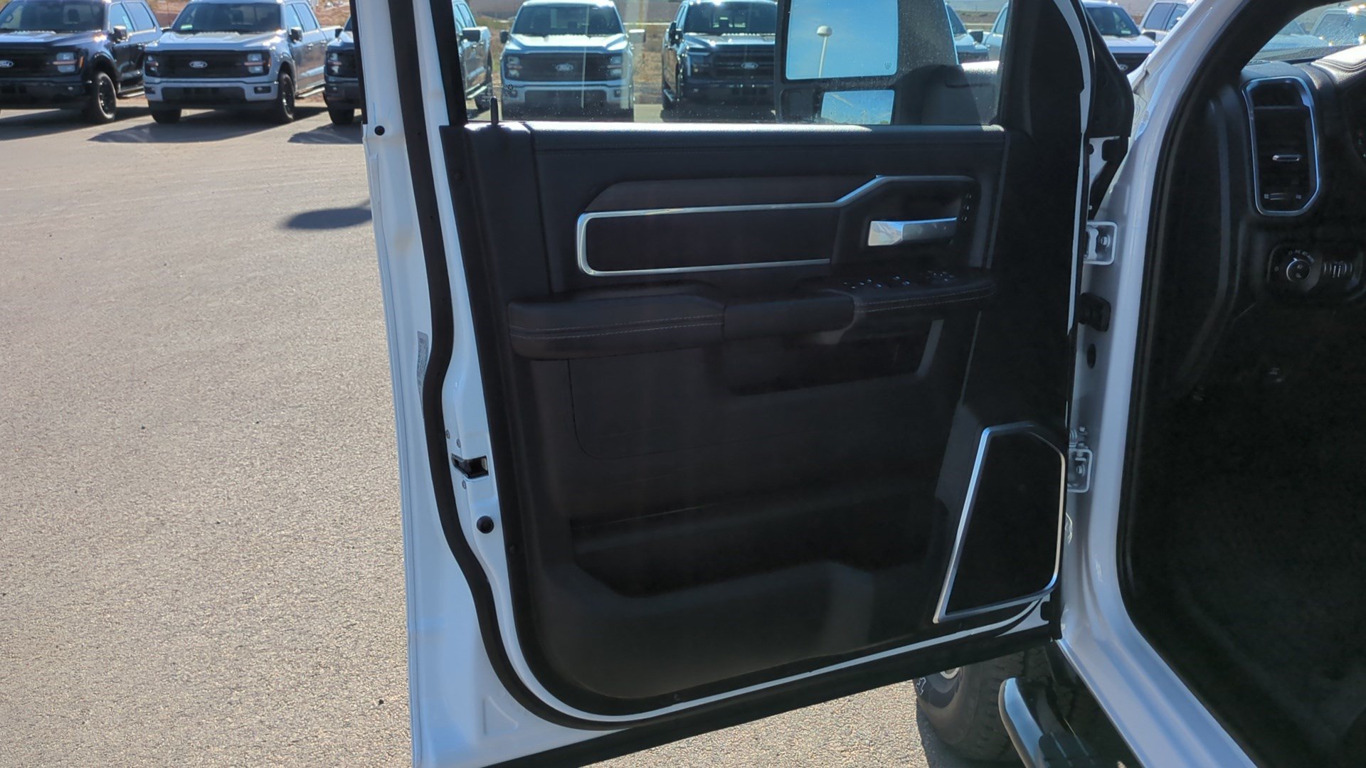 Used 2025 RAM 2500 Laramie AWD/4WD image 12