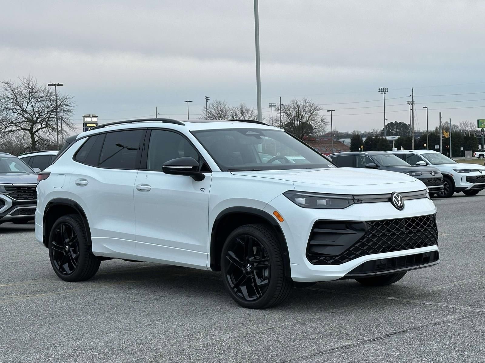 Used 2025 Volkswagen Tiguan SE R-Line image 7