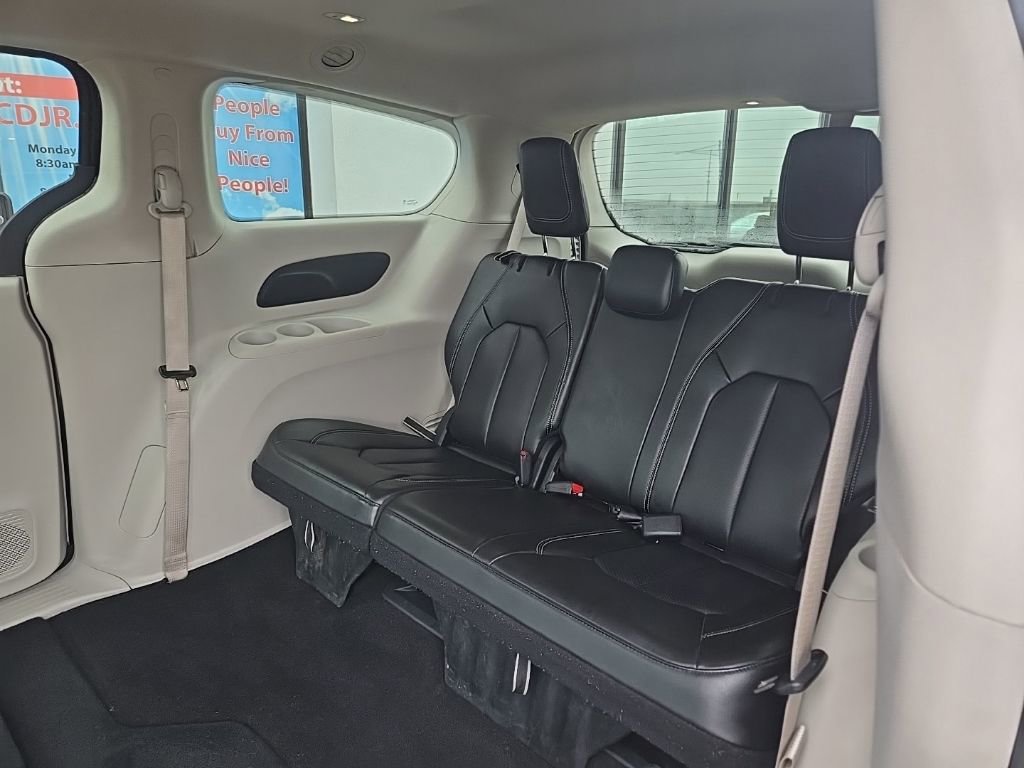 Used 2024 Chrysler Pacifica Touring-L image 88