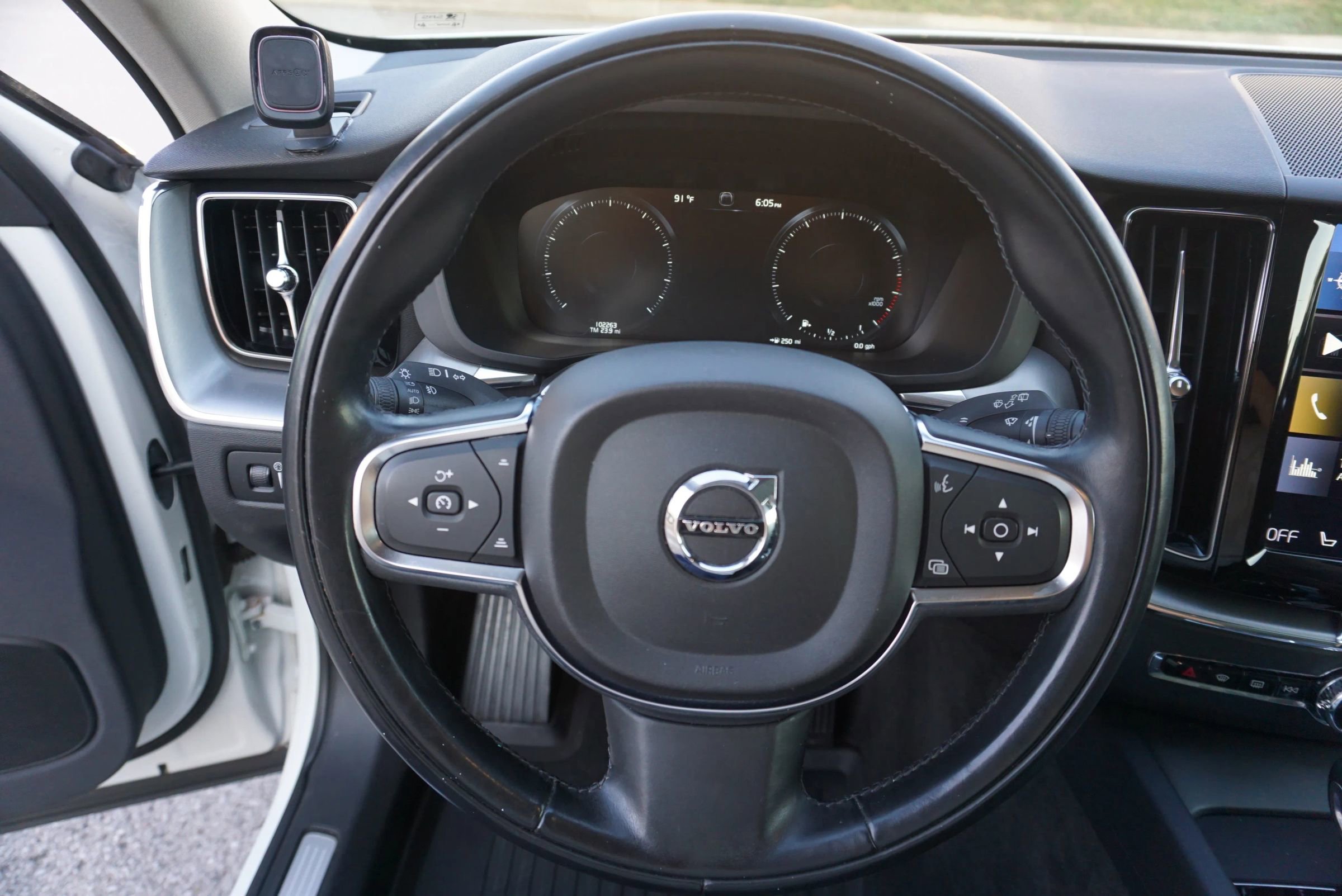 Used 2019 Volvo XC60 T5 Momentum w/ Multimedia Package image 22