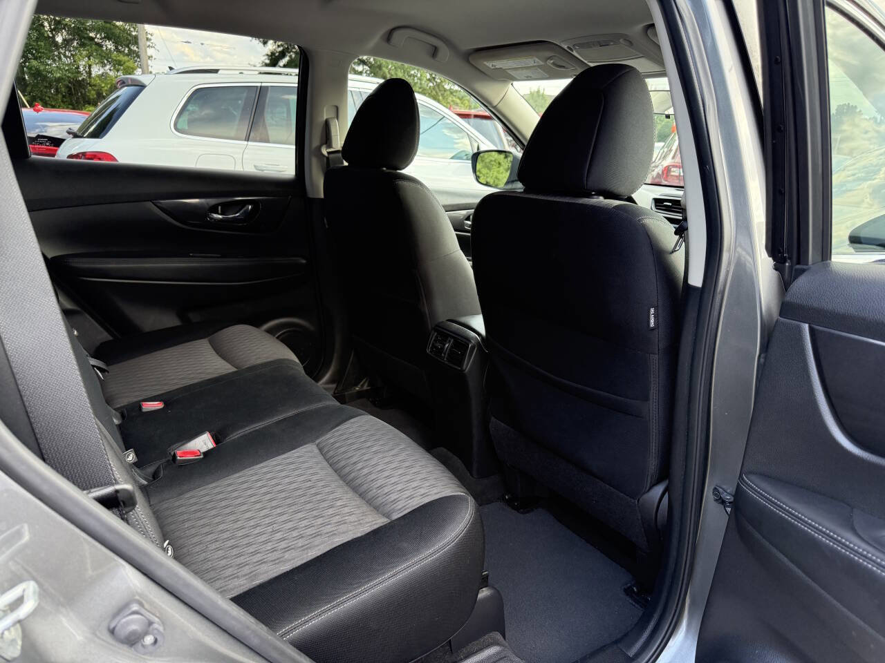 Used 2017 Nissan Rogue SV w/ SV Premium Package image 15