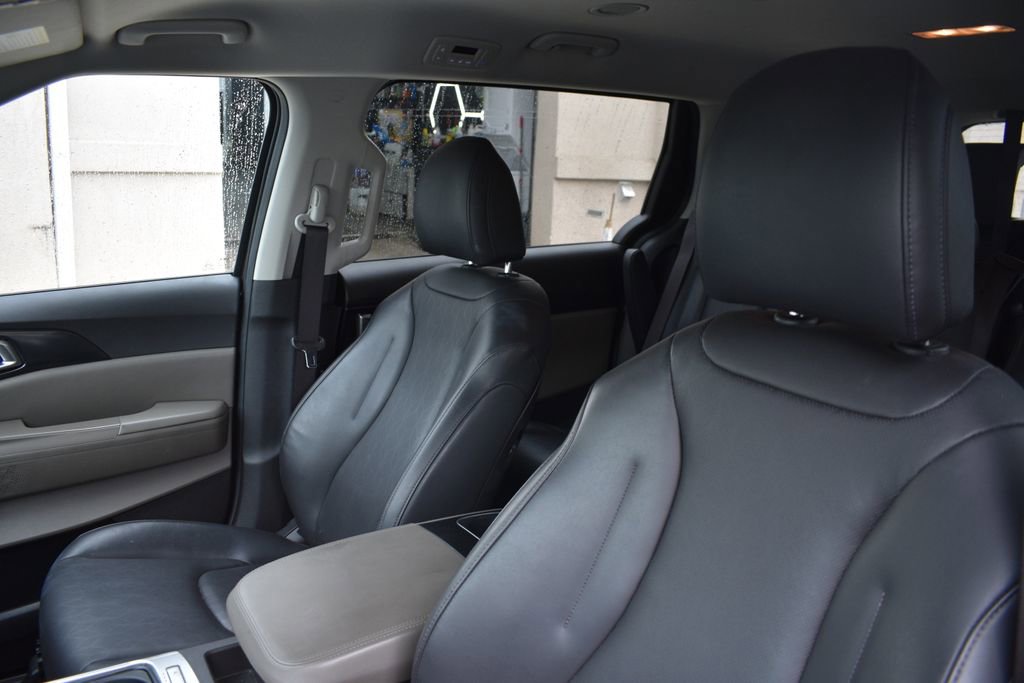 Used 2025 Kia Carnival FWD image 10