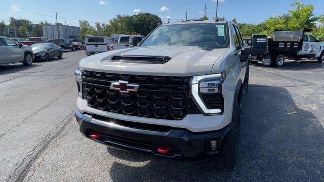 New 2026 Chevrolet Silverado 2500 ZR2 w/ LPO, Dark Essentials Package AWD/4WD image 5