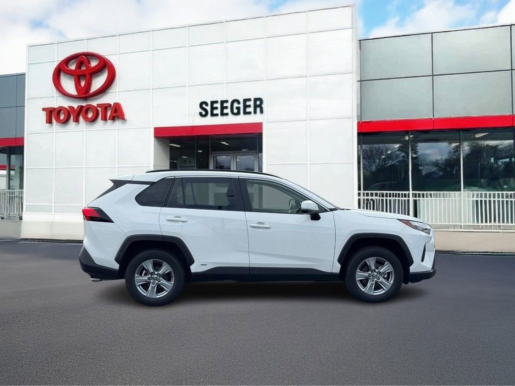 Used 2025 Toyota RAV4 XLE AWD/4WD image 2