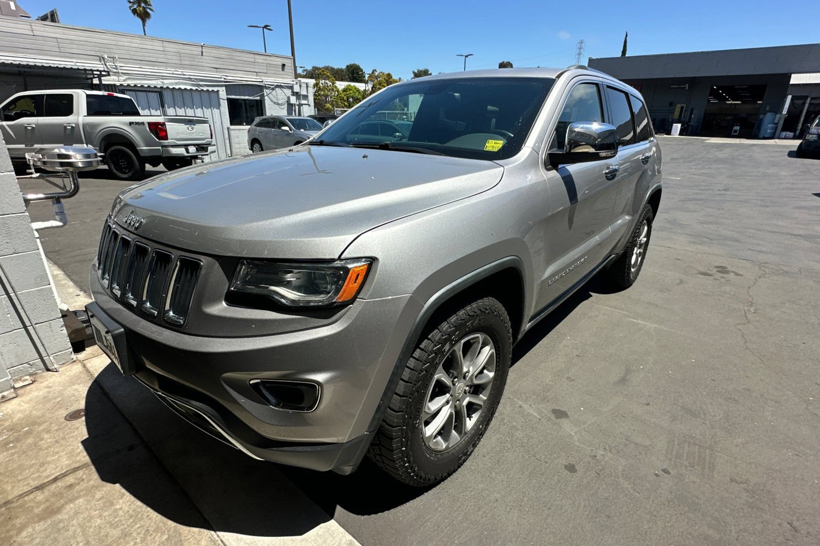 Used 2016 Jeep Grand Cherokee Limited w/ Luxury Group II AWD/4WD image 2