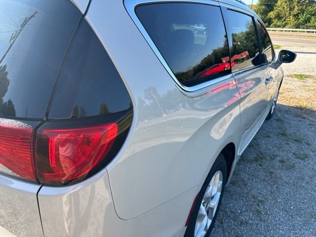 Used 2017 Chrysler Pacifica Touring-L Plus w/ Tire & Wheel Group FWD image 30