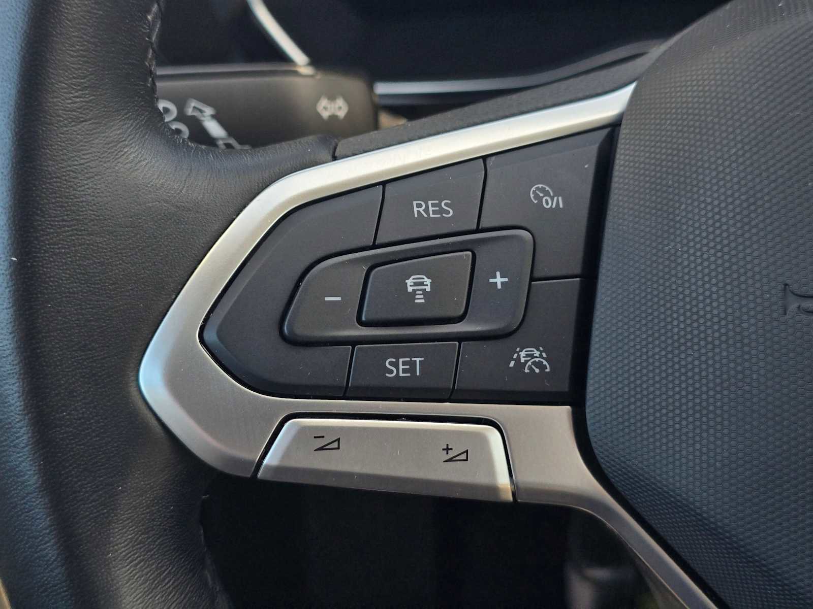 Used 2023 Volkswagen Jetta SE w/ Panoramic Sunroof Package image 32