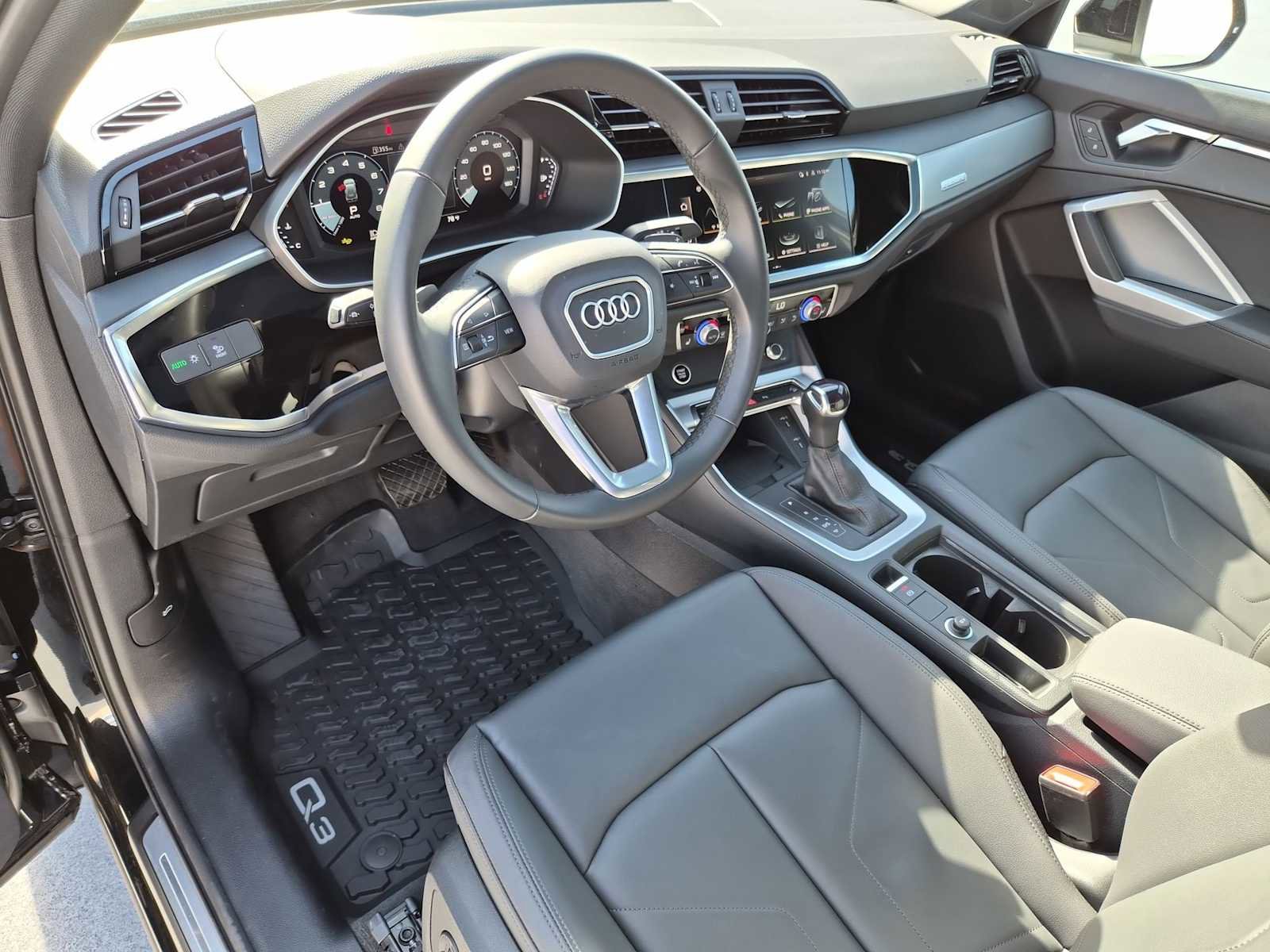 Used 2025 Audi Q3 2.0T Premium w/ Convenience Package image 2