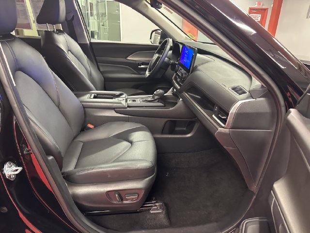 Used 2025 Toyota Grand Highlander AWD image 16