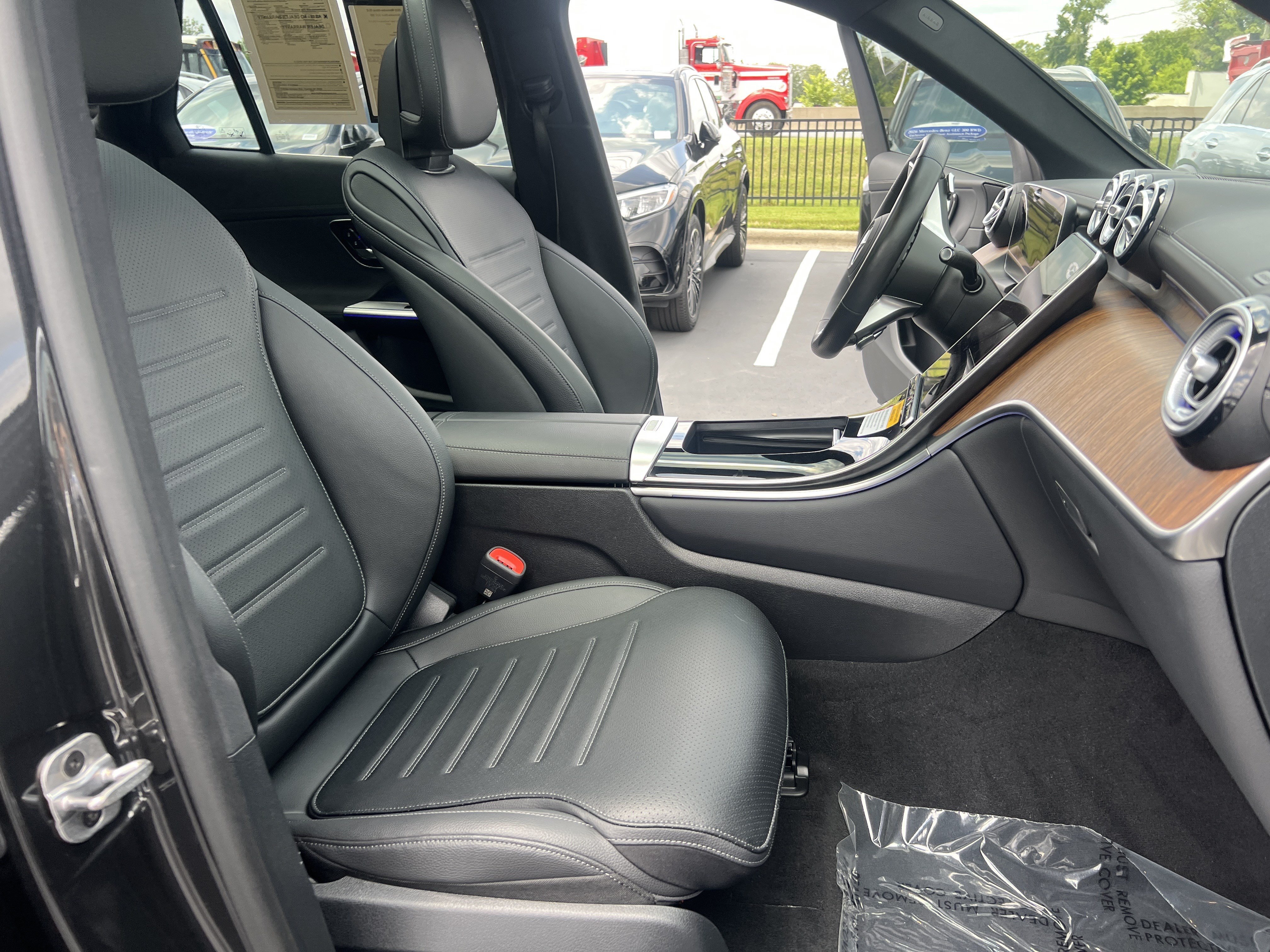 Certified 2025 Mercedes-Benz GLC 300 4MATIC image 36