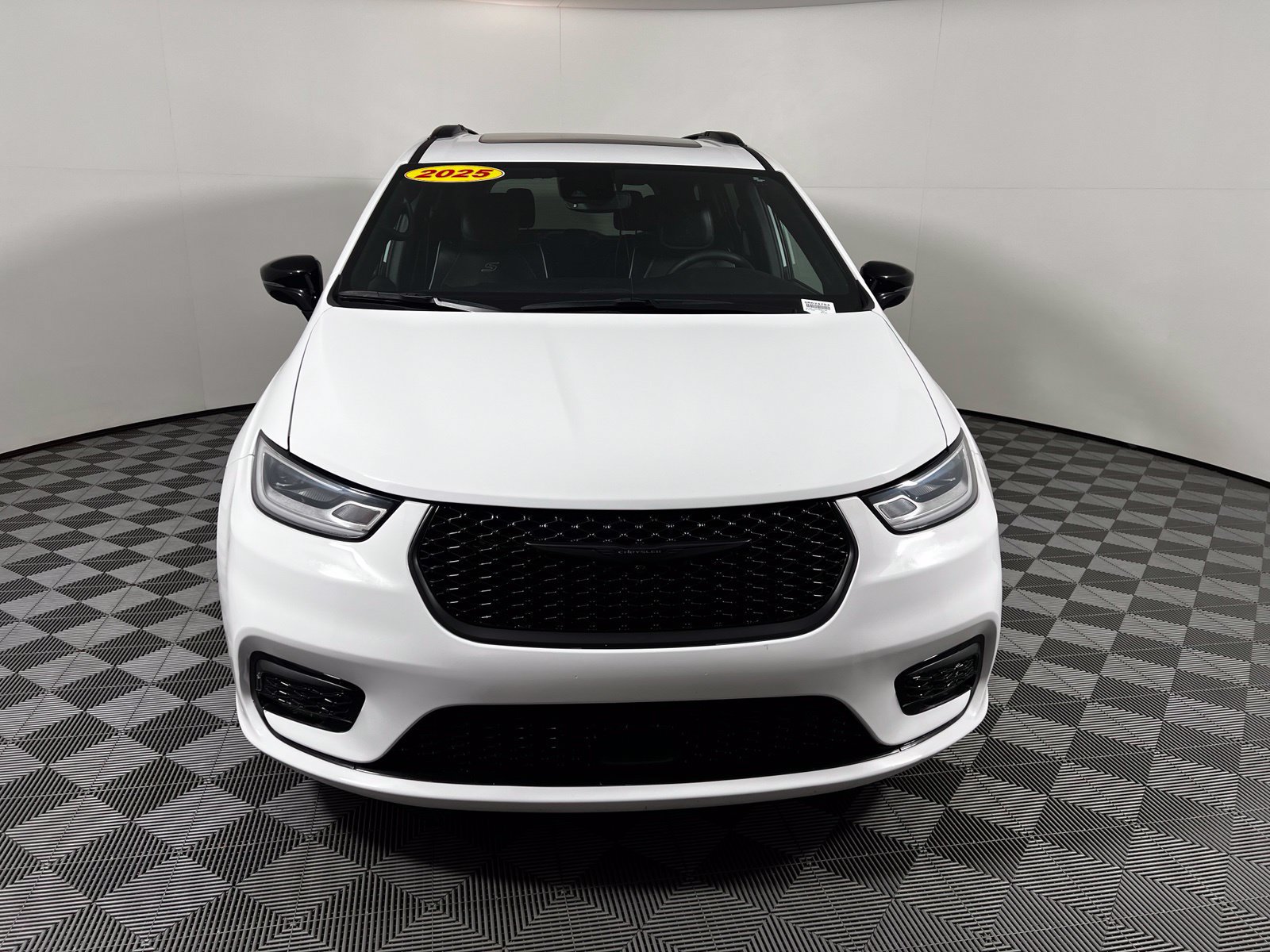 Used 2025 Chrysler Pacifica Limited FWD image 2