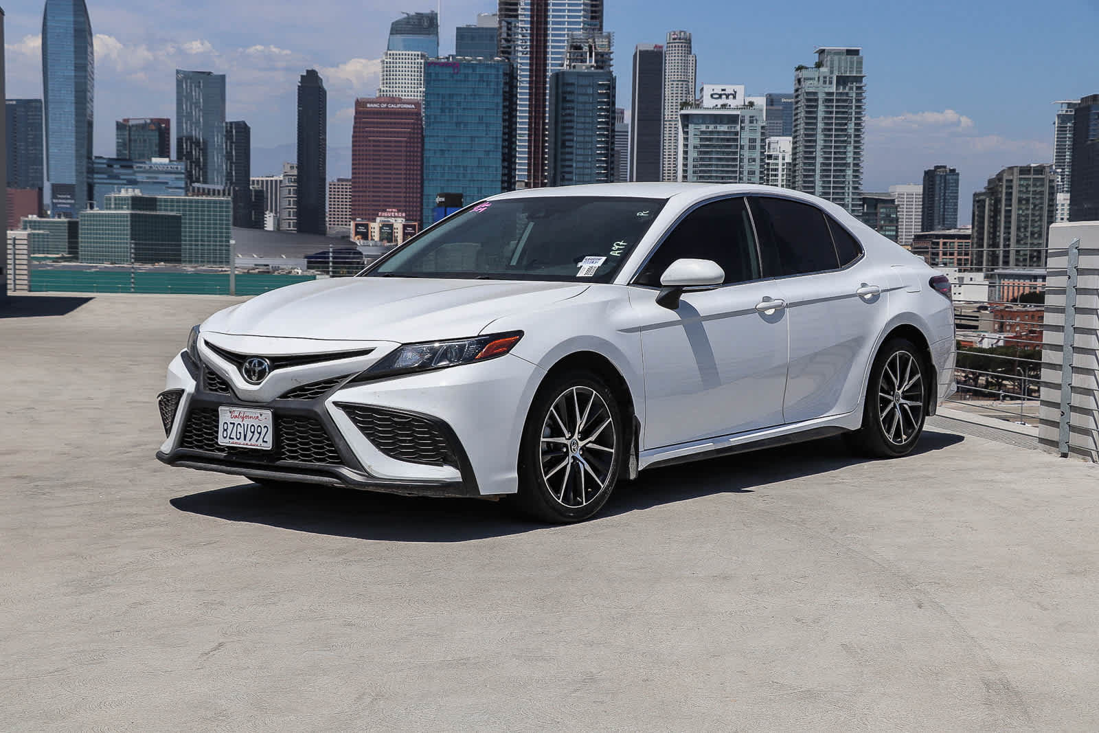 Used 2022 Toyota Camry SE FWD image 1