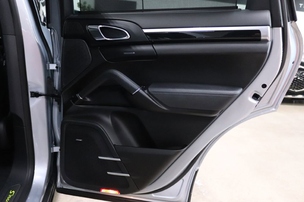 Used 2017 Porsche Cayenne S Platinum image 18