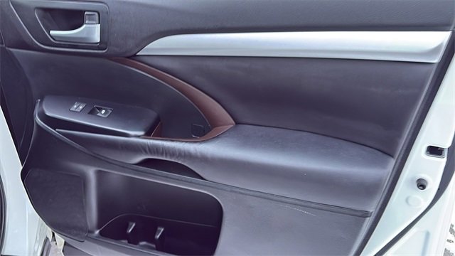 Used 2016 Toyota Highlander XLE image 35