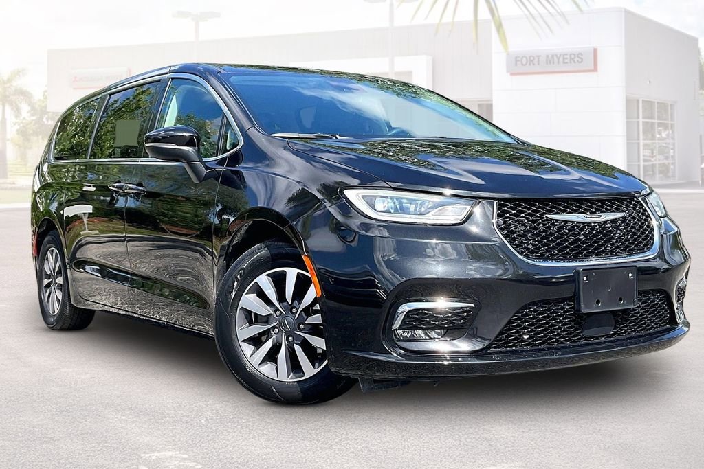 Used 2023 Chrysler Pacifica Touring-L FWD image 1